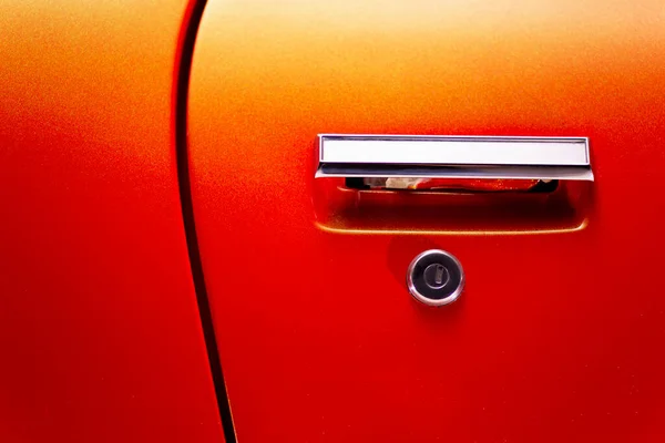 トルコのイズミル2020年7月11日 オレンジ色のドア ノブの詳細を閉じる1974年ポンティアック トランスAmfirebirdの筋肉車 — ストック写真