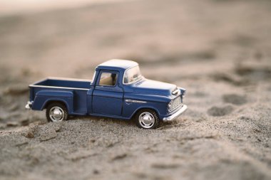 İzmir, Türkiye - 22 Ağustos 2020: Kumda ve gün batımında bir Chevrolet 3100 kamyonet yakın çekim.