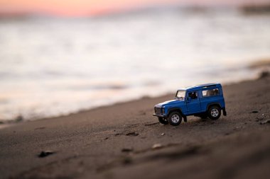 İzmir, Türkiye - 22 Ağustos 2020: Kumda ve gün batımında bir Land Rover SUV aracının yakın çekimi.