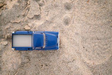İzmir, Türkiye - 22 Ağustos 2020: Kum üzerinde bir Chevrolet 3100 kamyonetin üst görüntüsü.