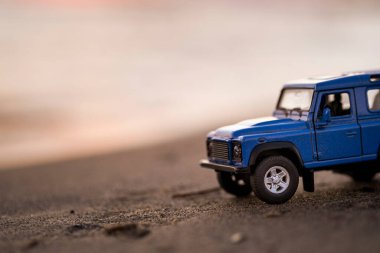 İzmir, Türkiye - 22 Ağustos 2020: Kumda ve gün batımında bir Land Rover SUV aracının yakın çekimi.