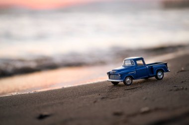 İzmir, Türkiye - 22 Ağustos 2020: Kumda ve gün batımında bir Chevrolet 3100 kamyonet yakın çekim.