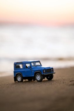İzmir, Türkiye - 22 Ağustos 2020: Kumda ve gün batımında bir Land Rover SUV aracının yakın çekimi.