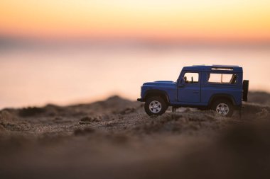 İzmir, Türkiye - 22 Ağustos 2020: Kumda ve gün batımında bir Land Rover SUV aracının yakın çekimi.