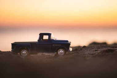 İzmir, Türkiye - 22 Ağustos 2020: Kumda ve gün batımında bir Chevrolet 3100 kamyonet yakın çekim.