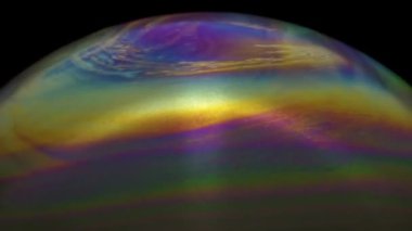 Renkli ve hareketli dokusu olan bir sabun köpüğünün yakın çekim görüntüleri.