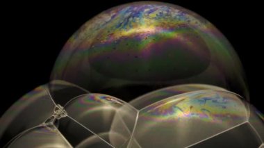 Bir sabunun yakın çekim görüntüleri birden fazla kabarcık yüzeyi renkli ve hareketli dokuyla.