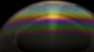 Renkli ve hareketli dokusu olan bir sabun köpüğünün yakın çekim görüntüleri.