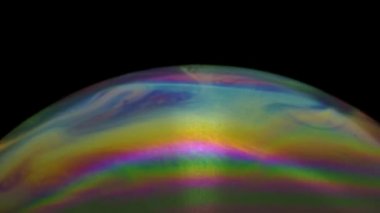 Renkli ve hareketli dokusu olan bir sabun köpüğünün yakın çekim görüntüleri.