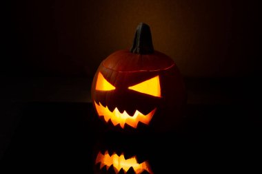 Fener Jack, siyah bir arkaplanda izole edildi..