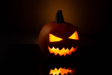 Fener Jack, siyah bir arkaplanda izole edildi..