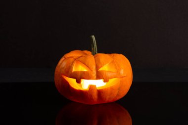 Fener Jack, siyah bir arkaplanda izole edildi..