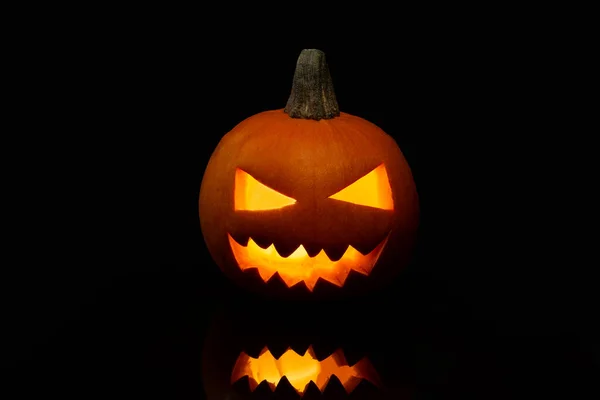 Jack Lantern Geïsoleerd Een Zwarte Achtergrond Met Licht Binnenin — Stockfoto