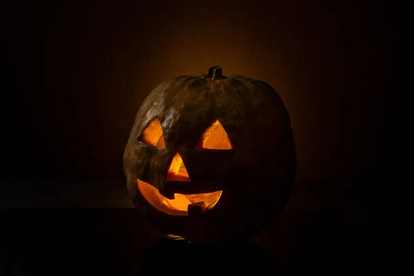 Jack Lantern Geïsoleerd Een Zwarte Achtergrond Met Licht Binnenin — Stockfoto