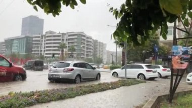 İzmir, Türkiye - 13 Ekim 2020: İzmir, Türkiye Bayrakli İzmir Seli. Su basmış yolda araçlar hareket etmekte zorlanıyor.