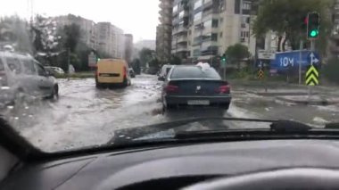 İzmir, Türkiye - 13 Ekim 2020: İzmir, Türkiye Bayrakli İzmir Seli. Su basmış yolda araçlar hareket etmekte zorlanıyor.
