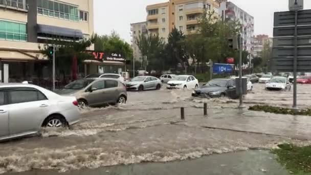 トルコのイズミル 2020年10月13日 トルコのイズミルで洪水 車は浸水した道路を移動するのが難しい — ストック動画