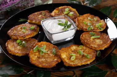 Geleneksel bir Ukrayna patatesli krep olan Deruni 'nin, çıtır çıtır bir dokuma ile sunulduğu ve lezzetli bir konfor yemeği olarak sunulduğu bir fotoğraf sergisi.