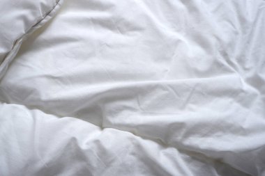 Beyaz bir battaniye dokusu. Yumuşak beyaz çarşaf. Geçmişi. Doku. Minimalizm.