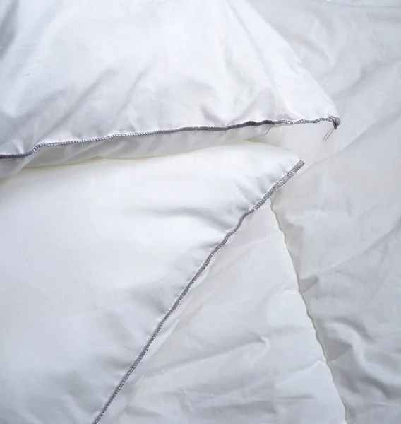 白い柔らかい枕 柔らかい白いベッドリネン テクスチャ ミニマリズム — ストック写真