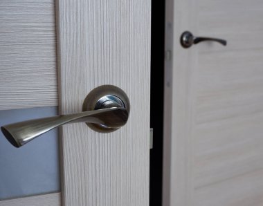 Yarı açık kapı. İç mekan. Minimalizm. Mobilyalar çok şık. Odanın kapısı.