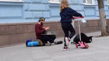 Ukrayna Zhytomyr 24.05.2020 Sokak müzisyeni davul çalıyor