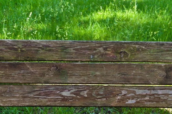 Old Wooden Plank Bench Background Green Grass — Stockfoto