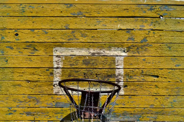 Viejo Tablero Baloncesto Amarillo Con Cesta Metal —  Fotos de Stock