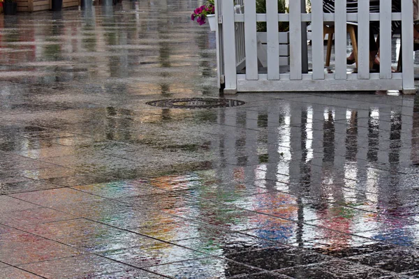 Wet Sidewalk Pedestrian Street Glistens Rain — Stock Photo, Image