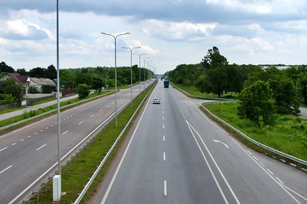 Autostrada Wychodząca Poza Horyzont Pojazdami Przez Zieloną Strefę Nieostrym Naciskiem — Zdjęcie stockowe