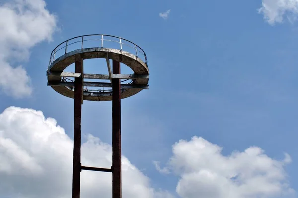 Stará Železná Věž Opuštěná Čase Proti Modré Obloze Mraky — Stock fotografie