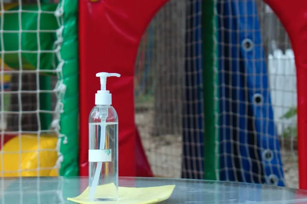 Sanitärreiniger Zum Desinfizieren Auf Einem Tisch Der Nähe Von Kinderattraktionen — Stockfoto