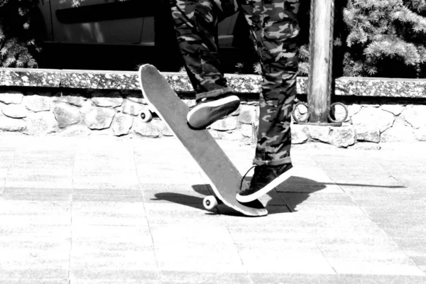 Gars Effectue Des Tours Sur Skateboard Représentation Noir Blanc — Photo