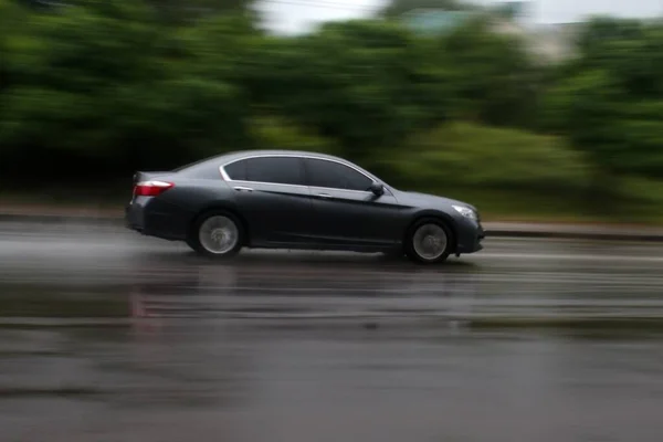 Samochód Szybki Jazdy Mokrej Drodze Deszczowej Ruchu Rozmycia Lewej Prawej — Zdjęcie stockowe
