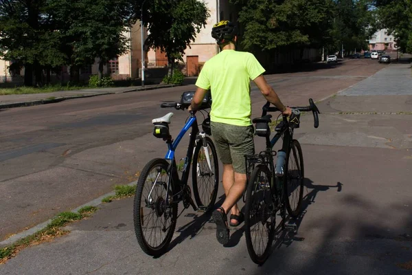 Man Two Bicycles City Street — Stock Photo, Image