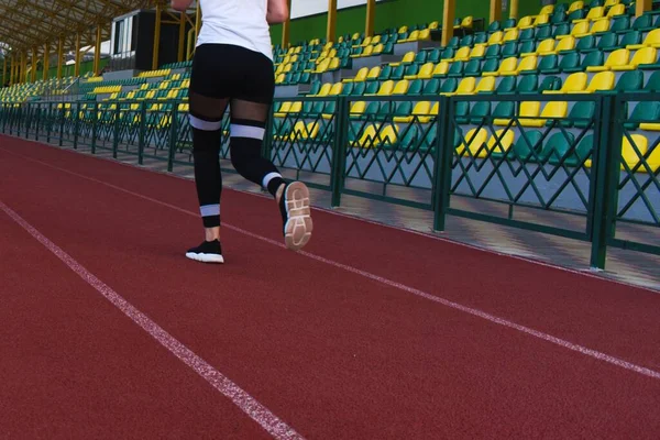 Жінка Білій Футболці Біжить Біговій Доріжці Ззаду — стокове фото