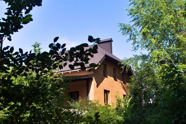 Casa Tijolo Floresta Céu Azul Fundo — Fotografia de Stock