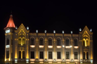 Geceleri renkli ışıklandırması olan güzel bir bina.