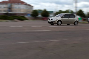 Şehir trafiği hareket halindeki yolcu aracını bulanıklaştırdı