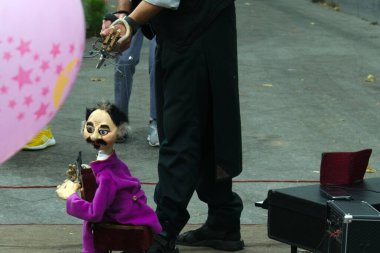 Sokak gösterisinde kukla bebek