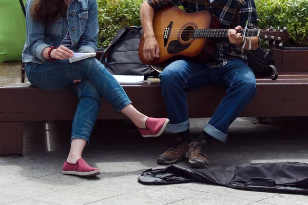 Cara Tocando Guitarra Para Uma Menina Rua — Fotografia de Stock