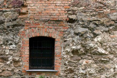 Eski kalenin küçük penceresi
