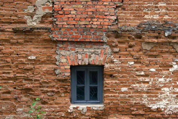 Eski tuğla duvardaki küçük pencere