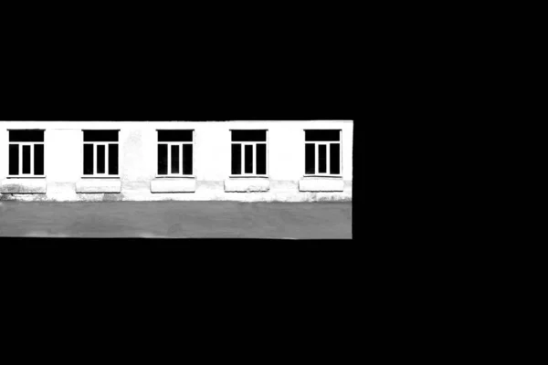 Avluda siyah tünelden geçen beş pencere.