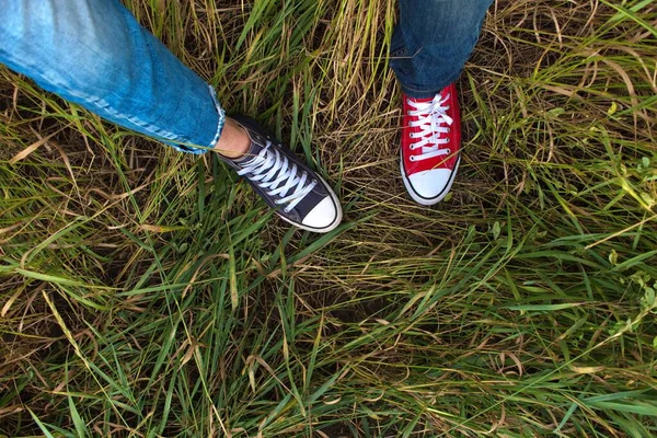 Bekijk Benen Met Blauwe Rode Sneakers Groen Gras — Stockfoto