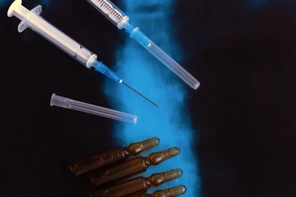 Spritzen Und Ampullen Mit Injektionen Auf Verschwommenem Hintergrund Der Brust — Stockfoto