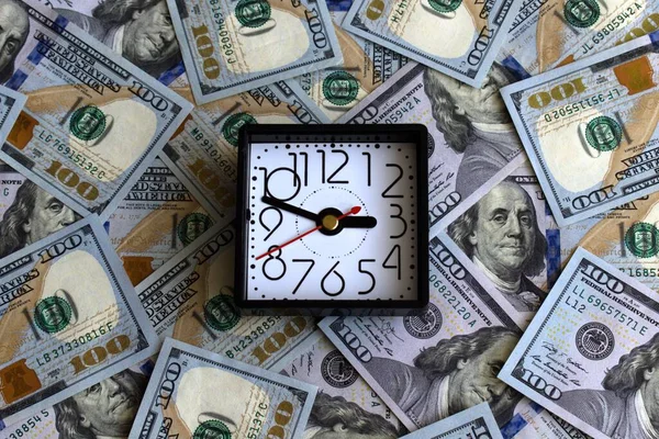 時間はお金です 100ドル札の背景にある時計 — ストック写真