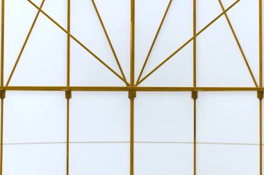 Güneş gölgesinin sarı metal çerçevesi