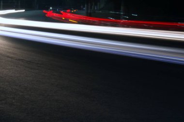 Bulanık hareketli arabaların çok renkli ışık izleri.