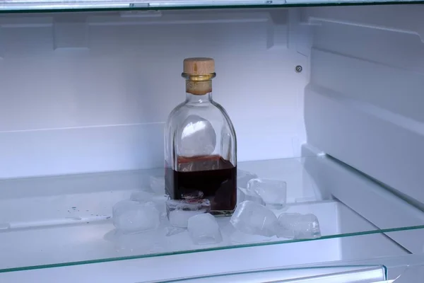 Μπουκάλι Λικέρ Κεράσι Και Πάγο Στο Ψυγείο — Φωτογραφία Αρχείου